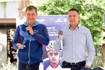 Presenta Ayuntamiento de San Andrés playera y medalla del Duatlón 2022