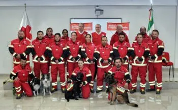 Con porras y aplausos, los perritos rescatistas ‘July’ y ‘Rex’ arriban a la capital poblana