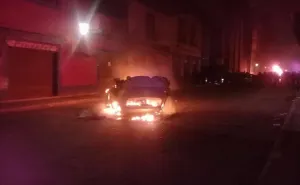 VIDEO: En Zacatlán quemaron tres automóviles y saquearon Coppel