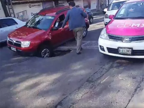 Se abre socavón en San Antonio y Periférico; cierran vialidad