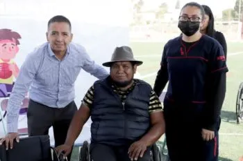 Ayuntamiento de San Andrés Cholula entrega 30 sillas de ruedas semi deportivas