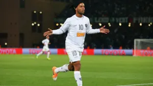 Confirman llegada de Ronaldinho a Gallos Blancos