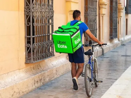 Repartidores de comida por apps se van a huelga en Brasil