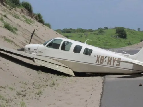 Avioneta aterriza de emergencia en carretera de Veracruz