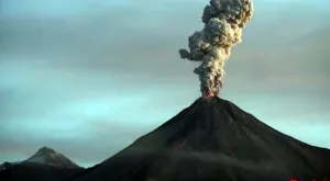 Captan en HD erupciones del volcán de Colima