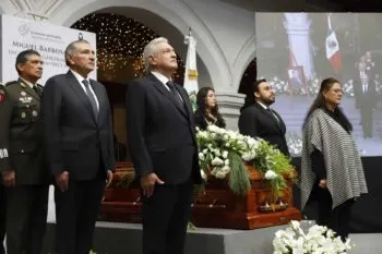 Con música de mariachi y la presencia de AMLO, despiden en Casa Aguayo al gobernador Miguel Barbosa