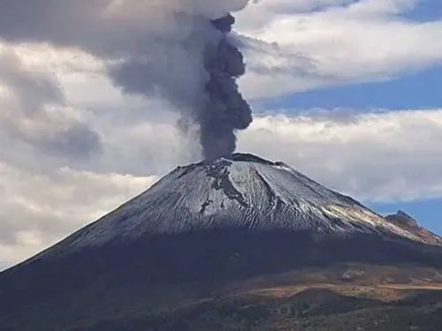 El “Popo” registra explosión con fragmentos incandescentes
