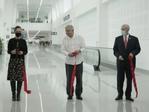 Inaugura López Obrador ampliación de la terminal 2 del AICM