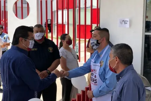 Presidente Municipal de Ciudad Juárez asiste a hamburguesada para recaudar fondos para un Bomberos