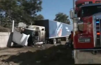 Tráiler choca y se incendia en la carretera federal México-Puebla