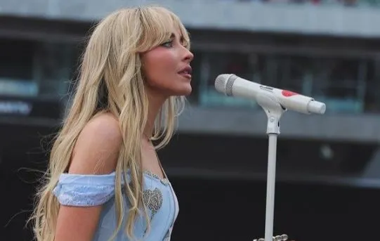 Fan de Sabrina Carpenter le revela terrible secreto en pleno concierto