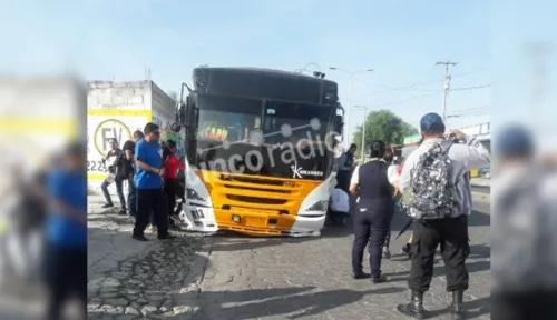 Se queda sin llantas delanteras transporte público en la 16 de Septiembre