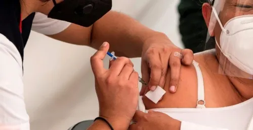 IMSS confirma reacción alérgica de doctora a vacuna contra Covid; investiga causa de convulsiones
