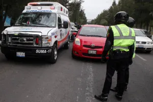 Ambulancia SUMA atropella a dos personas; fallece una, la otra se reporta grave