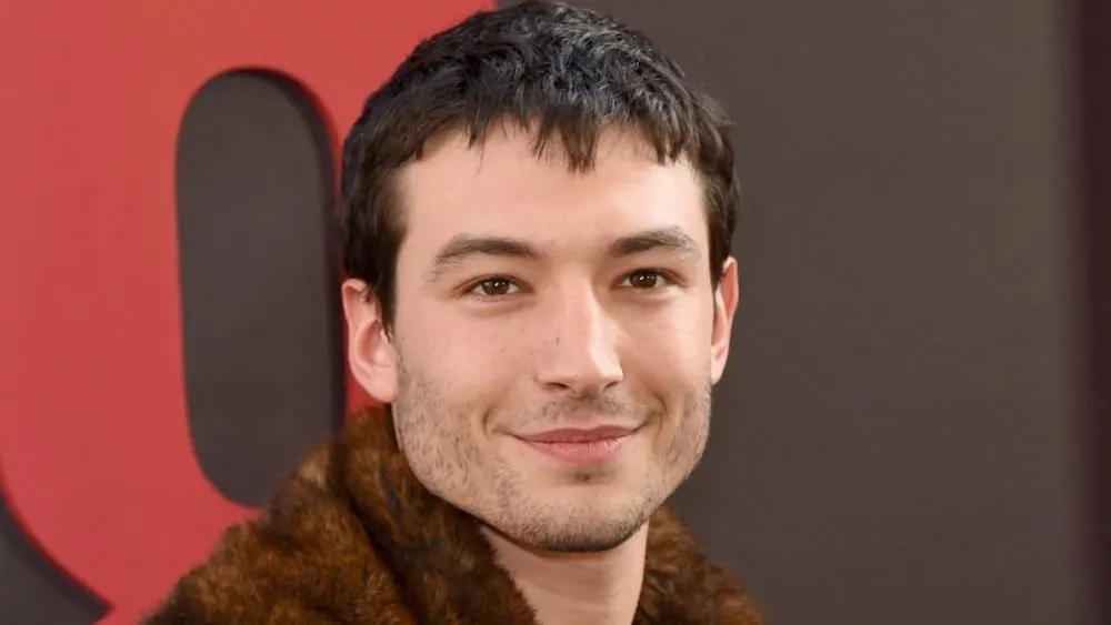 Ezra Miller acusado de golpear y drogar a una menor