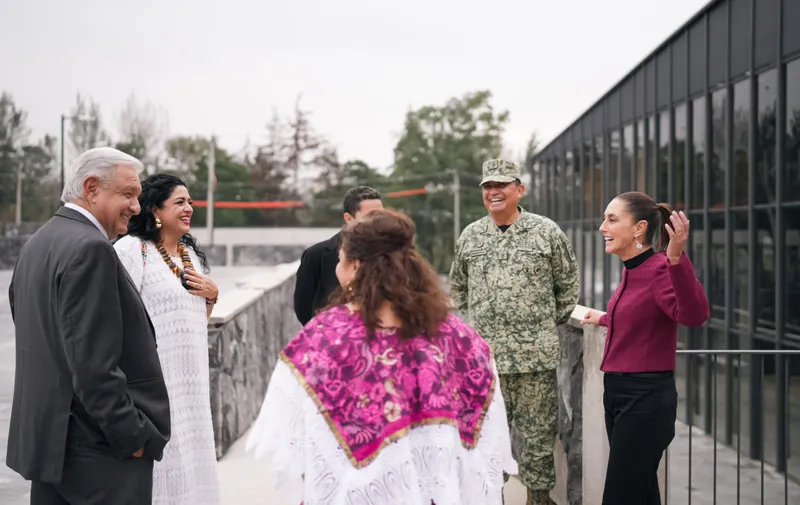 Señaló que la historia para rescatar el Bosque de Chapultepec se remonta a hace más de 20 años, cuando el entonces Jefe de Gobierno, Andrés Manuel López Obrador y ella como Secretaria de Medio Ambiente del Distrito Federal, inauguraron el rescate de la primera sección. Con esos años de lucha, Claudia Sheinbaum reconoció que la Cuarta Transformación se ha convertido en una hermandad, que va a continuar en esta segunda etapa que inicia el próximo 1 de octubre. “Y el día de hoy, con todos ustedes, que nos conocemos tanto y que nos hemos visto tantas veces en esta lucha, lo que puedo decir es que somos una hermandad. Una hermandad que se construye, que se ha construido a lo largo de estos años de lucha y que se va a seguir construyendo con el Segundo Piso de la Cuarta Transformación.”, aseveró. Por su parte, el Presidente Andrés Manuel López Obrador, destacó que las bases de la Transformación ya están puestas y celebró que la continuidad del proyecto quede en manos de una mujer excepcional como Claudia Sheinbaum. “Se han sentado las bases de la Transformación y es también muy satisfactorio el que la continuidad con cambio va a estar a cargo de una mujer excepcional, una mujer inteligente, preparada, con experiencia, sensible, honesta, de buenos sentimientos, de buen corazón: eso es Claudia, la próxima Presidenta”, señaló.