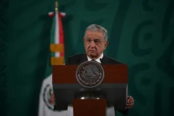 Gobierno cuidará a las mujeres por convicción, no por moda: AMLO