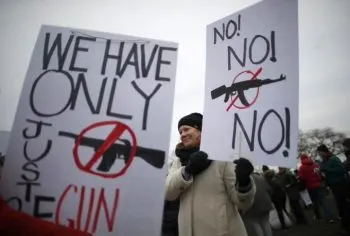 Estadounidenses se manifiestan por ley sobre uso de armas