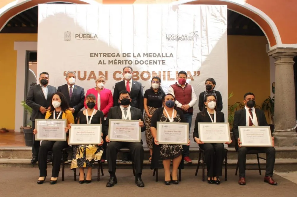 Entregan Medalla al Mérito Docente “Juan C. Bonilla” a maestros de Puebla