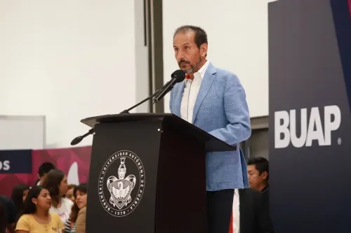 Alfonso Esparza pide que transporte público haga descuento a estudiantes de la BUAP