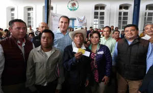 En Ahuacatlán, encabeza RMV entrega de tarjetas a damnificados