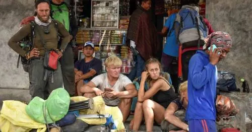 Rescatan a más de 500 senderistas atrapados en volcán tras terremoto en Indonesia