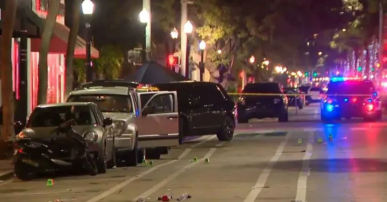 Al menos 3 heridos deja tiroteo en calle turística de Miami