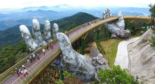 Conoce el impresionante puente de oro que sujetan dos manos gigantes