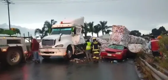 VIDEOS Choques y caos vial, provoca fuerte aguacero en Puebla