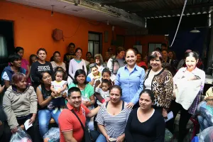 SMDIF entrega ropa a familias de la Romero Vargas