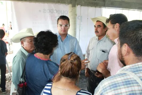 Entrega Gerardo Islas otro cheque para la construcción de una secundaria en Chiautla de Tapia