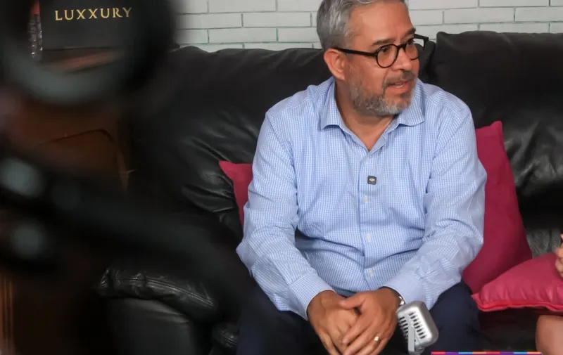 El periodista Erick Becerra en El Descorche. Foto: Facebook / eldescorchetv