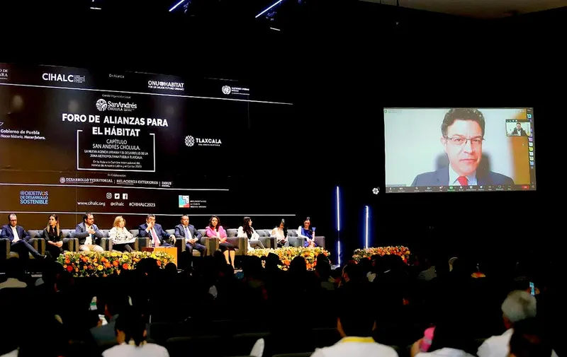 En la pantalla, Elkin Velásquez Monsalve, director Regional del Programa de Naciones Unidas para los Asentamientos Humanos (ONU-HÁBITAT) para América Latina y el Caribe. Foto: Especial