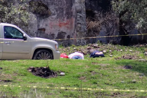 Con el tiro de gracia, encuentran tres cuerpos  en San Miguel Espejo