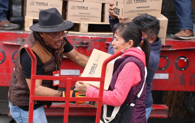 Bienestar entrega producto lácteo