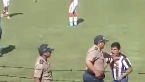 Policías disparan al aire para contener batalla campal