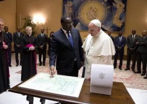 Papa Francisco sorteará regalos recibidos a favor de caridad