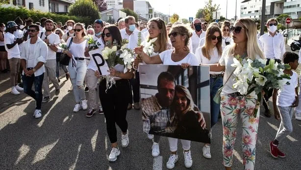 La familia del conductor organizó el miércoles una marcha silenciosa en su honor, saliendo de la parada de autobús donde tuvo lugar el asalto.