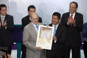 Eduardo Rivera entrega Cédula Real a Mario Iglesias y García Teruel