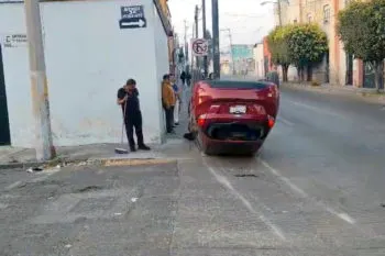Aparatoso choque con volcadura en la colonia Santa María deja solo daños materiales