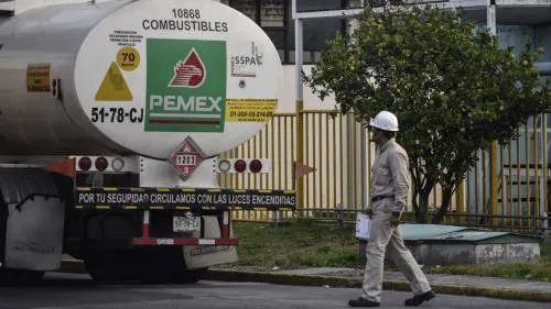 Nuevas pipas para regularizar abasto de gasolina serán operadas por el Ejército: AMLO