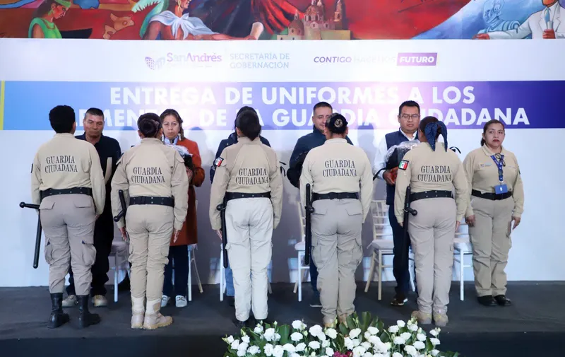 Entrega Edmundo Tlatehui uniformes a elementos de la Guardia Ciudadana