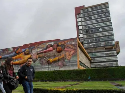 Encuentran cadáver en Facultad de Filosofía y Letras de la UNAM