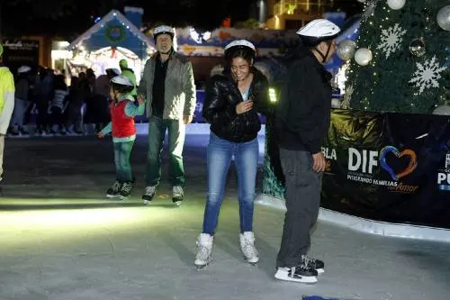 Luis Banck y Susy Angulo de Banck abren al público la pista de hielo en el parque de El Carmen