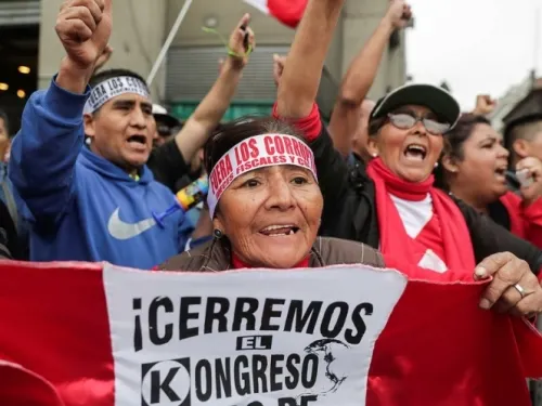 Presidente peruano disuelve el Congreso
