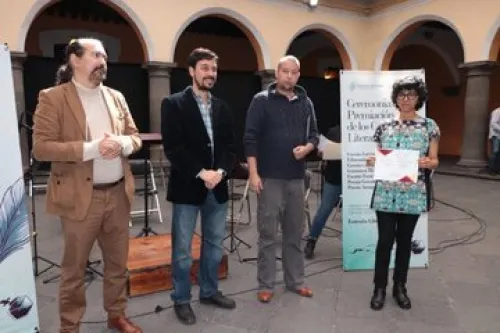 Entregan reconocimientos a ganadores de concursos literarios