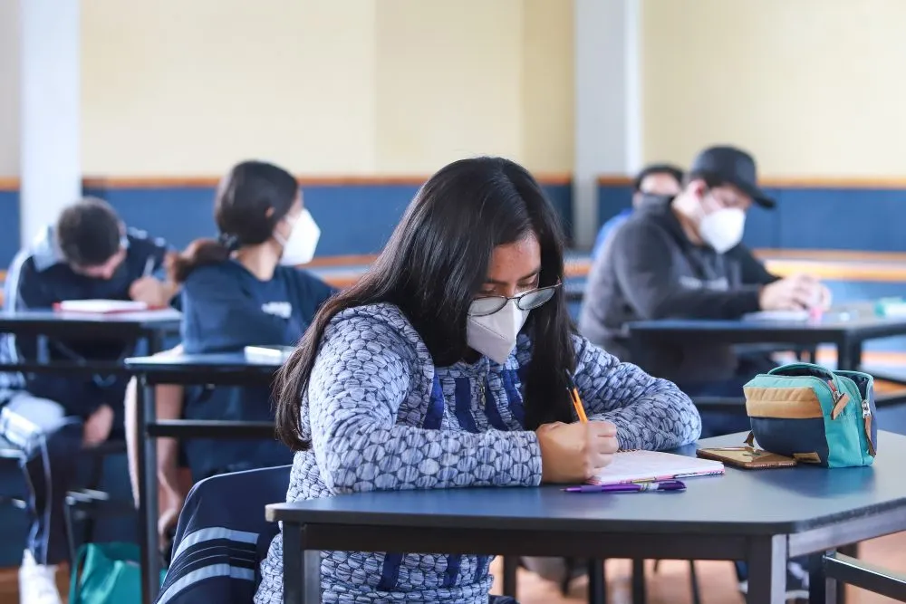 Se mantienen clases presenciales en Puebla, pese al aumento de Ómicron