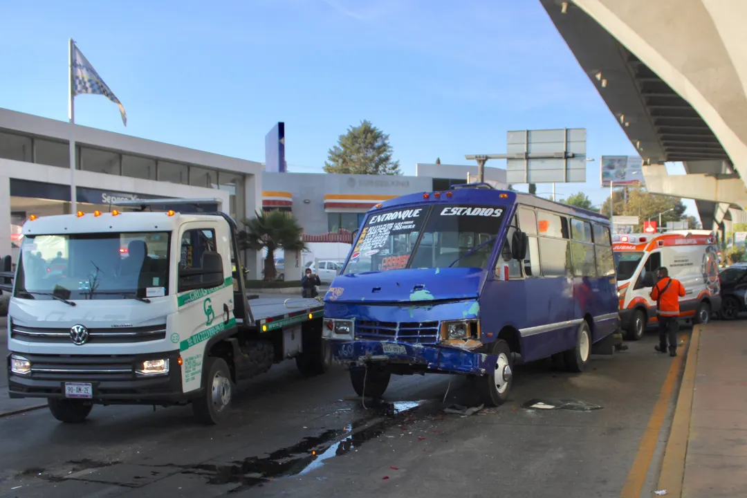 Choque entre transporte público sobre la Calzada Zaragoza deja 4 lesionados