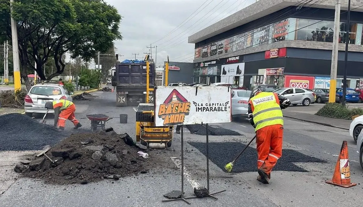 Campaña Capitalina Bacheando Puebla: favorece vialidades en torno a mercados y centros de abasto