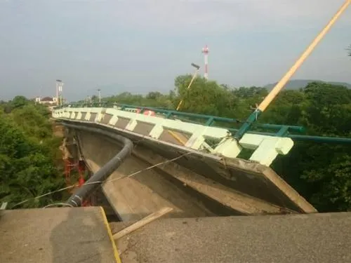 Colapsa puente vehicular de Oaxaca por nuevo sismo
